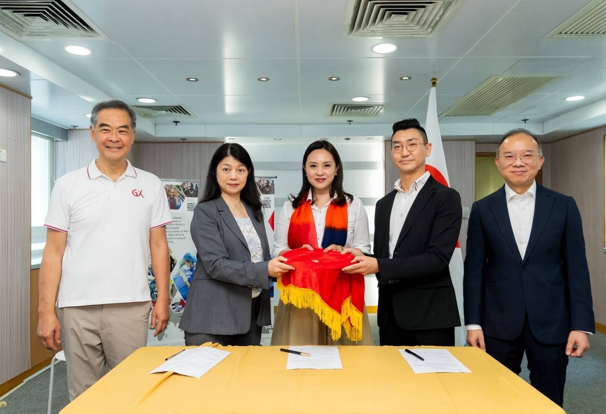 1基金會總幹事陳英凝教授與相關部門代表簽署交接文件