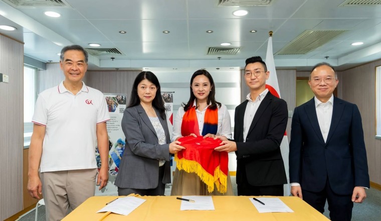 1基金會總幹事陳英凝教授與相關部門代表簽署交接文件