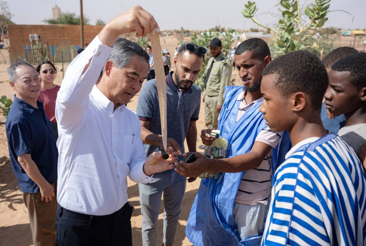 梁振英主席向當地民衆分享防蚊知識